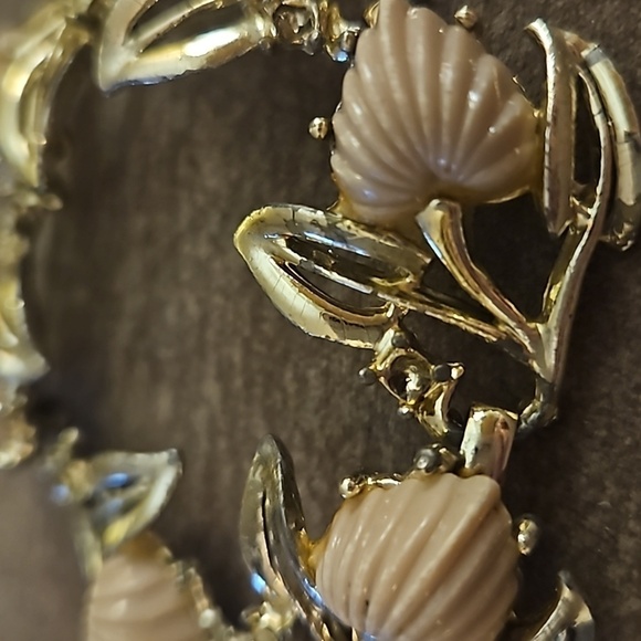 5/$25 VTG 1950s Carved Acrylic Floral Metal Bracelet FLAWED - Picture 6 of 9